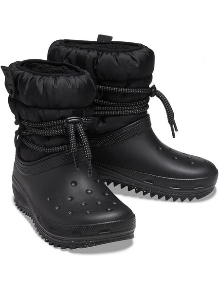 Crocs Kozaki zimowe "Classic Neo Puff" w kolorze czarnym rozmiar: 38/39. Czarne kozaki damskie Crocs, na zimę, bez obcasa, bez zapięcia. Za 297.95 zł.