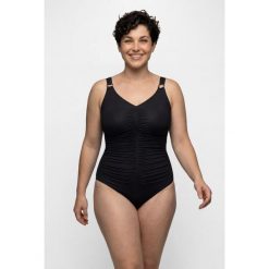 Damski Kostium kąpielowy kaktusy miękkie miseczki ozdobne kółka. Czarne stroje jednoczęściowe Ulla Popken, bez wzorów, z elastanu. Za 239.99 zł.