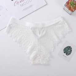 Figi damskie z ozdobną gumką na co dzień i specjalne okazje Edvige. Białe figi Intica, bez wzorów, z materiału. Za 59.00 zł.