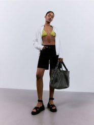 Sandały z klamrą - czarny. Czarne sandały damskie Reserved, bez wzorów, z materiału, bez obcasa, bez zapięcia. W wyprzedaży za 99.99 zł.