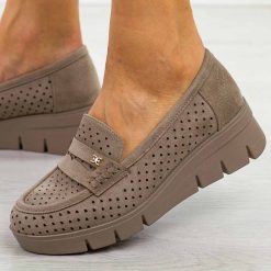 Khaki ażurowe zamszowe mokasyny damskie na koturnie Potocki 12608. Brązowe mokasyny damskie POTOCKI, na lato, z jeansu, bez obcasa. Za 169.00 zł.
