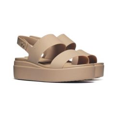 Damskie sandały Crocs BROOKLYN LOW WEDGE W 206453-2NC. Brązowe sandały damskie Crocs, bez wzorów, z materiału, z okrągłym noskiem, bez obcasa, bez zapięcia. Za 199.00 zł.