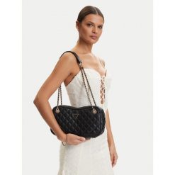 Torebka Guess. Białe kuferki damskie Guess, z aplikacjami, bez dodatków. Za 387.99 zł.