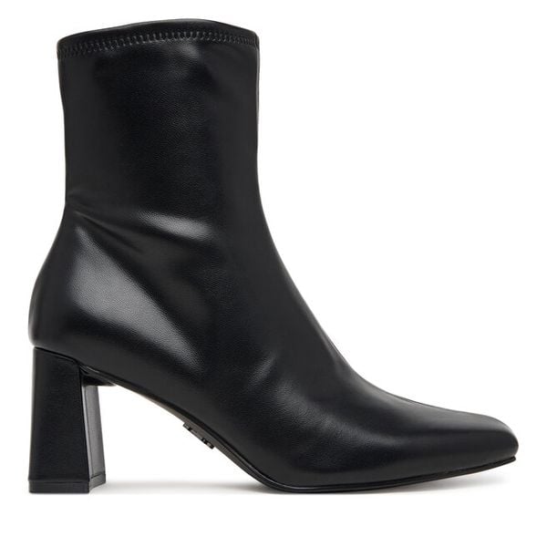 Botki Steve Madden. Czarne botki damskie Steve Madden, bez obcasa, na słupku, bez zapięcia. Za 429.99 zł.