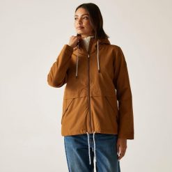 Kurtka turystyczna przeciwdeszczowa damska Bayletta wodoodporna. Brązowe kurtki damskie Regatta, bez wzorów, bez kaptura. W wyprzedaży za 229.99 zł.