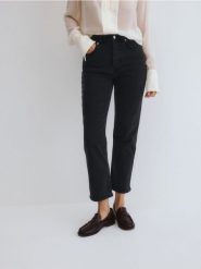 Jeansy straight - czarny. Czarne jeansy damskie Reserved. W wyprzedaży za 139.99 zł.