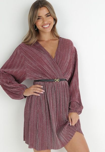 Bordowa Sukienka Plisowana z Paskiem i Metalicznym Efektem Nihie. Czerwone sukienki damskie Born2be, bez wzorów, z materiału, eleganckie, bez ramiączek. Za 129.99 zł.