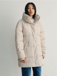 Pikowany płaszcz oversize - kremowy. Białe płaszcze damskie Reserved, l, bez wzorów, z tkaniny, bez kaptura. W wyprzedaży za 79.99 zł.
