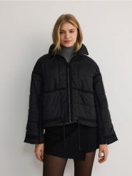 Pikowana kurtka - czarny. Czarne kurtki damskie Reserved, l, bez wzorów, z tkaniny, bez kaptura. W wyprzedaży za 99.99 zł.