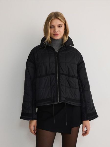 Pikowana kurtka - czarny. Czarne kurtki damskie Reserved, l, bez wzorów, z tkaniny, bez kaptura. W wyprzedaży za 99.99 zł.