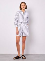 Apricot Szorty w kolorze białym rozmiar: L. Białe spodnie materiałowe damskie Apricot, bez wzorów, z materiału. Za 79.21 zł.