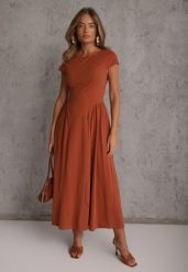 Czerwona Rozkloszowana Sukienka z Wiskozy z Modelującymi Przeszyciami Meteia. Czerwone sukienki damskie Renee, bez wzorów, z wiskozy, wakacyjne, bez ramiączek. Za 139.99 zł.
