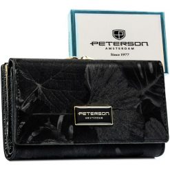 Poziomy, modny portfel damski ze skóry naturalnej i ekologicznej w czarnym kolorze Peterson PTN PS108-MLF. Czarne portfele damskie Peterson, z aplikacjami, ze skóry. Za 119.99 zł.