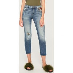 Jeansy z wyhaftowaną aplikacją - Niebieski. Niebieskie jeansy damskie Reserved. W wyprzedaży za 69.99 zł.