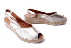 TONI PONS BERNIA-P platinum, sandały damskie. Żółte sandały damskie Toni Pons, bez wzorów, bez obcasa, na koturnie, bez zapięcia. Za 271.92 zł.