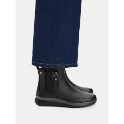 Botki Go Soft. Czarne botki damskie GO SOFT, bez obcasa, na płaskiej podeszwie, bez zapięcia. Za 179.99 zł.