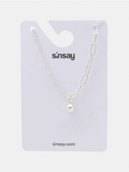 Naszyjnik z zawieszką z błyszczącym wykończeniem - srebrny. Szare naszyjniki damskie Sinsay, srebrne. Za 12.99 zł.