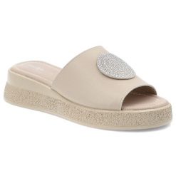 Klapki damskie Filippo, ze skóry naturalnej na platformie z ozdobą wygodne i eleganckie, beżowe, DK6987-25-BE. Brązowe klapki damskie Filippo, z aplikacjami, ze skóry, bez obcasa, na platformie, bez zapięcia. Za 149.00 zł.