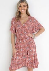 Ciemnoróżowa Kopertowa Sukienka Midi z Gumkami w Pasie i Falbanką z Wiskozy Lochla. Czerwone sukienki damskie Born2be, bez wzorów, z wiskozy, bez ramiączek. Za 129.99 zł.