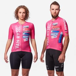 Koszulka rowerowa szosowa Van Rysel Replica ROUBAIX. Czerwone koszulki damskie VAN RYSEL, l, bez wzorów, z elastanu, bez kołnierzyka, bez ramiączek. Za 299.99 zł.
