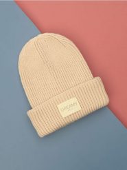 Czapka beanie - różowy. Czerwone czapki damskie Sinsay, z aplikacjami, z materiału. Za 25.99 zł.
