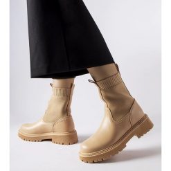 Beżowe botki eko-zamsz Big Star MM274542 beżowy. Brązowe botki damskie ze skóry, retro, z okrągłym noskiem, przed kolano, bez obcasa, bez zapięcia. Za 230.27 zł.