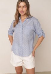 Jasnoniebieska Bawełniana Koszula Oversize z Tkaniny Plumetti z Metaliczną Nicią Hepsolea. Niebieskie koszule damskie Born2be, na lato, m, bez wzorów, z bawełny, eleganckie, bez kołnierzyka, bez ramiączek. Za 79.99 zł.