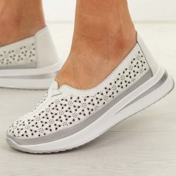 Białe skórzane ażurowe półbuty damskie T.Sokolski w26-653. Białe półbuty damskie Sokolski, na lato, w ażurowe wzory, z jeansu, z okrągłym noskiem, bez obcasa, bez zapięcia. W wyprzedaży za 179.10 zł.