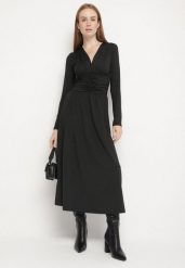 Czarna Marszczona Sukienka Taliowana z Wiskozą z Dekoltem V i Długim Rękawem Emirie. Czarne sukienki damskie Born2be, bez wzorów, z wiskozy, bez ramiączek. Za 159.99 zł.