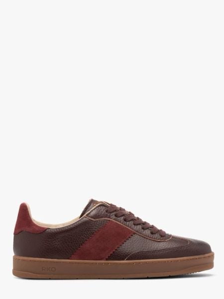 Bordowe półbuty damskie w sportowym stylu na płaskiej podeszwie. Czerwone obuwie sportowe casual damskie Ryłko, ze skóry, bez zapięcia. Za 429.99 zł.