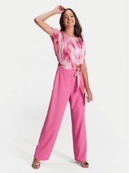 Swing Kombinezon 3AG01700 Różowy Regular Fit. Czerwone sukienki damskie Swing, bez wzorów, z syntetyku, bez ramiączek. Za 419.99 zł.