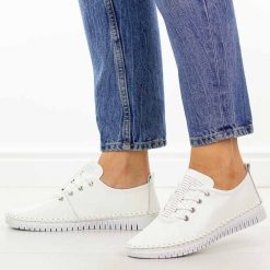 Białe skórzane półbuty damskie Cambell 87319. Białe półbuty damskie Cambell, na jesień, w ażurowe wzory, z jeansu, bez obcasa, na płaskiej podeszwie, bez zapięcia. Za 219.00 zł.