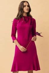 Elegancka sukienka z wiązaniem przy dekolcie i falbaną śliwka. Sukienki damskie Stylove, bez wzorów, biznesowe, bez ramiączek. Za 309.00 zł.