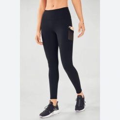Damskie legginsy Fabletics On-The-Go. Czarne legginsy damskie FABLETICS, bez wzorów. Za 360.20 zł.