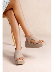 Foreverfolie Sandały w kolorze khaki na koturnie rozmiar: 38. Brązowe sandały damskie Foreverfolie, bez wzorów, z otwartym noskiem, bez obcasa, na koturnie, bez zapięcia. Za 121.99 zł.