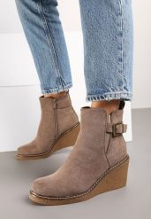 Ciemnobeżowe Botki na Koturnie Ozdobione Klamrą Realissa. Brązowe botki damskie Born2be, z jeansu, eleganckie, bez obcasa, na koturnie, bez zapięcia. Za 139.99 zł.