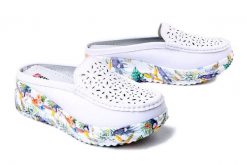 Artiker Relaks 58C0759, klapki damskie. Białe klapki damskie Artiker Relaks, bez wzorów, ze skóry, bez obcasa, na koturnie, bez zapięcia. Za 174.90 zł.