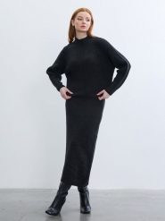 BGN Sweter w kolorze czarnym rozmiar: 40. Czarne swetry klasyczne damskie BGN, prążkowane, bez kołnierzyka. Za 121.99 zł.