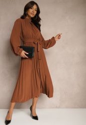 Brązowa Sukienka Plisowana o Rozkloszowanym Kroju ze Stójką Gumką i Paskiem Zinnoritta. Brązowe sukienki damskie Renee, bez wzorów, eleganckie, bez ramiączek. W wyprzedaży za 83.99 zł.