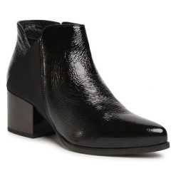 Botki Lasocki. Czarne botki damskie Lasocki, bez obcasa, na słupku, bez zapięcia. Za 299.99 zł.