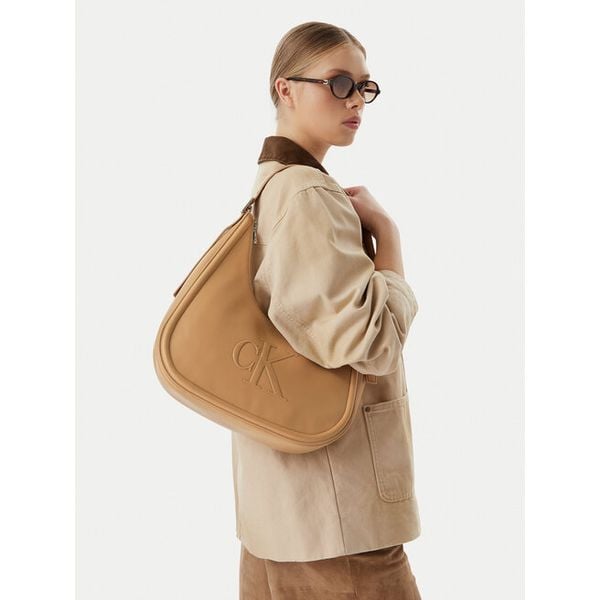 Torebka Calvin Klein. Brązowe torebki klasyczne damskie Calvin Klein, bez dodatków. Za 529.99 zł.