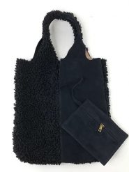 Amara Skórzana torebka "Teddy" w kolorze czarnym - 37 x 40 x 2 cm rozmiar: onesize. Czarne torebki klasyczne damskie Amara, z materiału, bez dodatków. Za 314.01 zł.