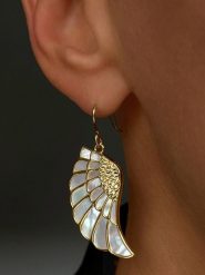 Taboo Pozłacane kolczyki z masą perłową rozmiar: onesize. Białe kolczyki damskie Taboo, z perłą, pozłacane, z zapięciem typu bigiel. Za 252.99 zł.