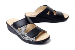 Dr. Brinkmann 701083-01 Czarny, klapki damskie. Czarne klapki damskie Dr. Brinkmann, bez wzorów, ze skóry, bez obcasa, bez zapięcia. Za 309.90 zł.