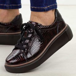 Bordowe skórzane półbuty damskie T.Sokolski J25-286. Czerwone półbuty damskie Sokolski, na jesień, bez wzorów, z dzianiny, z okrągłym noskiem, bez obcasa, na platformie, bez zapięcia. Za 289.00 zł.