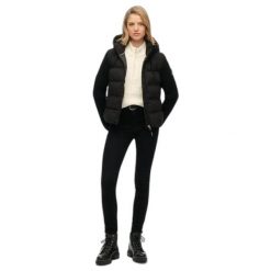 Kurtka puchowa z kapturem, damska, z dzianinowymi rękawami Superdry. Czarne kurtki damskie Superdry, m, bez wzorów, z dzianiny, z kapturem. Za 524.00 zł.