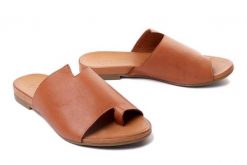 PIAZZA 900000-21 coconut, klapki/japonki damskie. Brązowe klapki damskie Piazza, bez wzorów, ze skóry, bez obcasa, na obcasie, bez zapięcia. Za 284.90 zł.