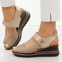 Beżowe skórzane sandały damskie na koturnie M.Daszyński 25144-1. Brązowe sandały damskie M.Daszyński, bez wzorów, ze skóry, bez obcasa, na koturnie, bez zapięcia. Za 219.00 zł.