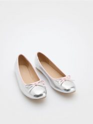 Srebrne baleriny - srebrny. Szare baleriny dziewczęce Reserved, bez wzorów, bez obcasa, bez zapięcia. W wyprzedaży za 39.99 zł.