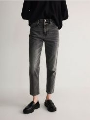 Jeansy mom fit - szary. Szare jeansy damskie Reserved, z podwyższonym stanem. W wyprzedaży za 99.99 zł.